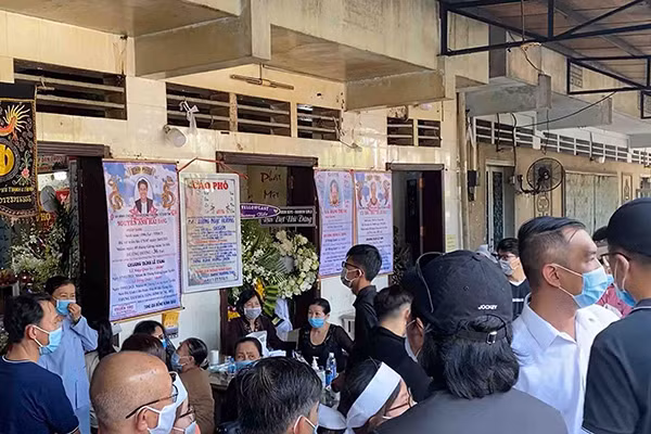 Đông đảo của bạn bè, người hâm mộ đến nhà tang lễ để đưa tiễn linh cữu cố diễn viên về nơi an nghỉ cuối cùng.