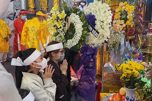 Sau lễ an táng, linh cữu của cố diễn viên được hoả táng tại Trung tâm Hoả táng Bình Hưng Hoà, TP.HCM. Kim Hoàng - vợ sắp cưới của Hải Đăng xót xa trước bàn thờ bên em gái cố diễn viên.