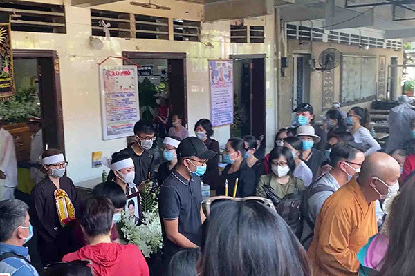 Vợ sắp cưới ôm di ảnh của diễn viên Hải Đăng với vẻ mặt tiều tuỵ.