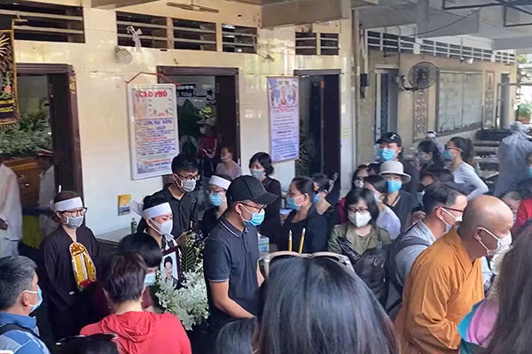 Vợ sắp cưới ôm di ảnh của diễn viên Hải Đăng với vẻ mặt tiều tuỵ.