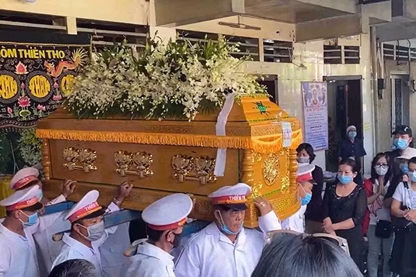 Vào 13h45, các nghi thức bắt đầu được tiến hành đưa nam diễn viên về nơi an nghỉ cuối cùng.