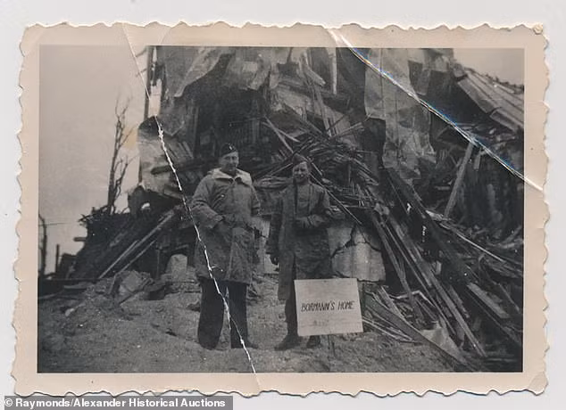 Tại đây, ông Borch (phải ảnh) được cấp trên cho phép có thể lấy bất cứ thứ gì trong căn nhà của Hitler ở Berghof.