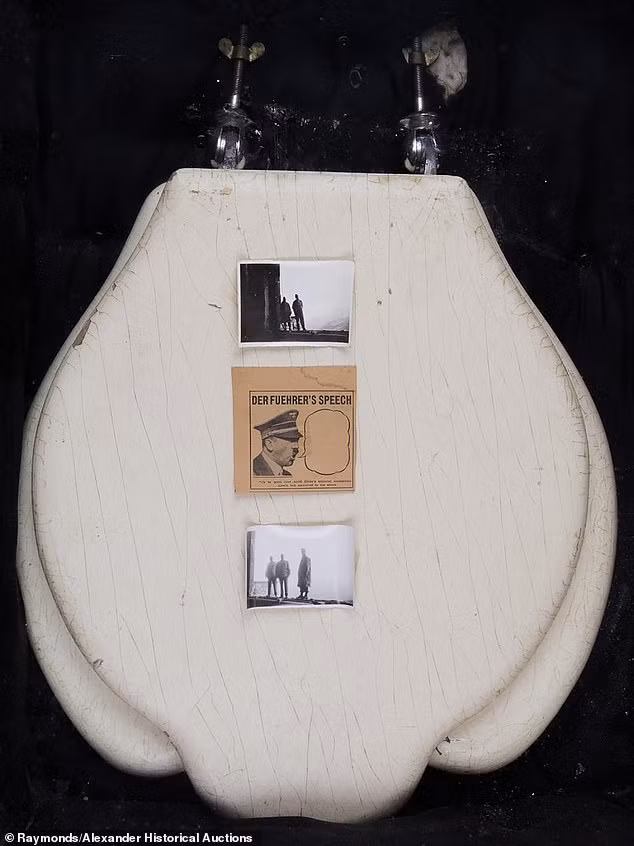 Trong số những món đồ của nhà độc tài Đức quốc xã, ông Borch lấy một bệ ngồi toilet trong phòng tắm.