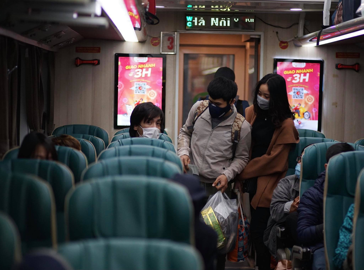 Theo ghi nhận của PV, các toa tàu tương đối kín chỗ.