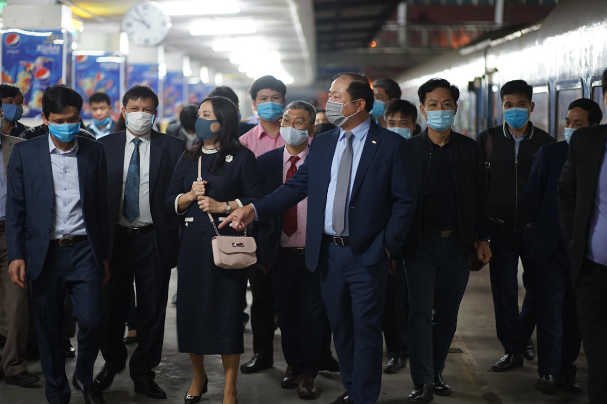 Lãnh đạo Tổng công ty Đường sắt Việt Nam tới cảm ơn hành khách