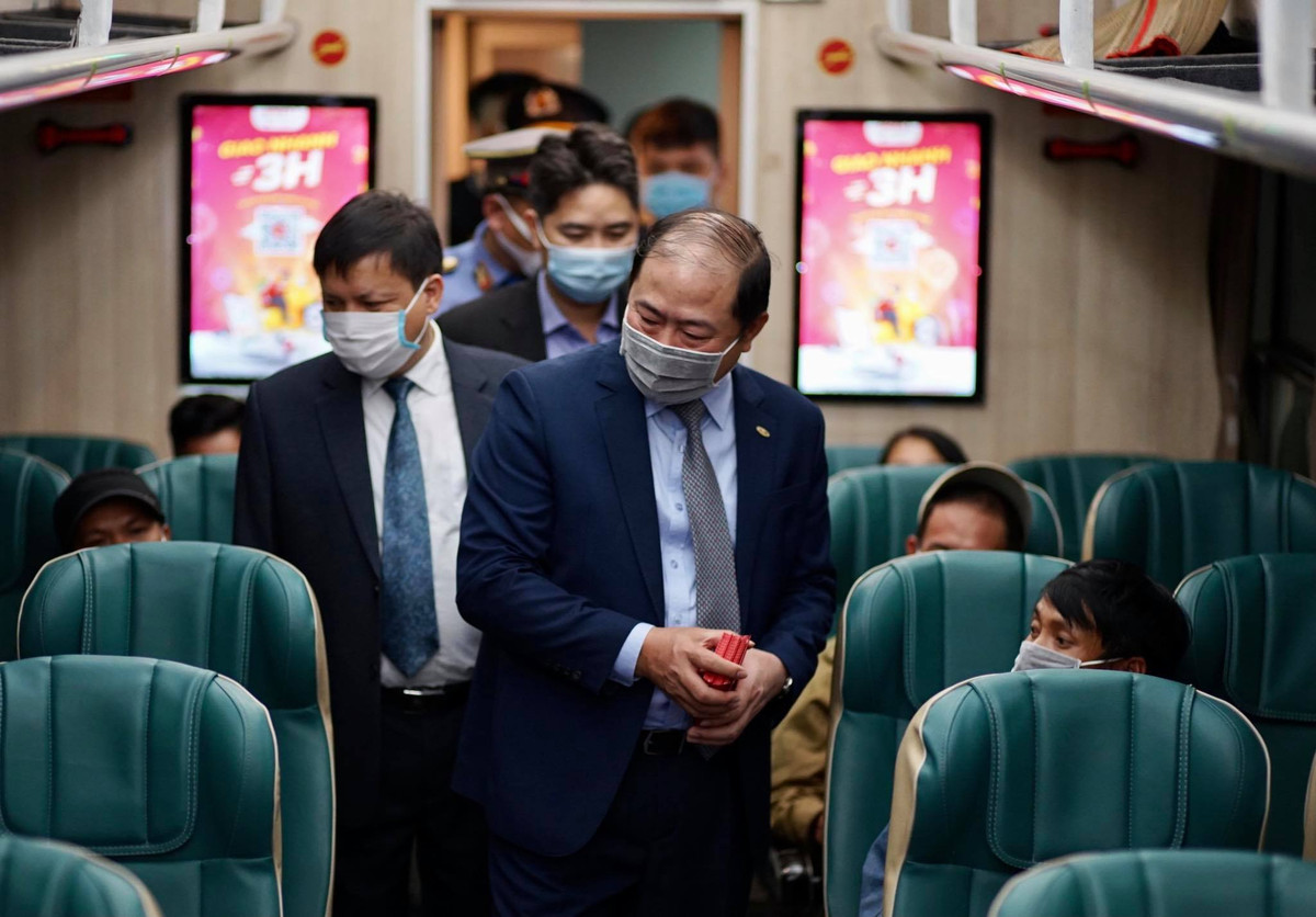 Chủ tịch Đường sắt Việt Nam - ông Vũ Anh Minh đã trực tiếp trao những bao lì xì đỏ chúc mừng năm mới sớm hành khách.