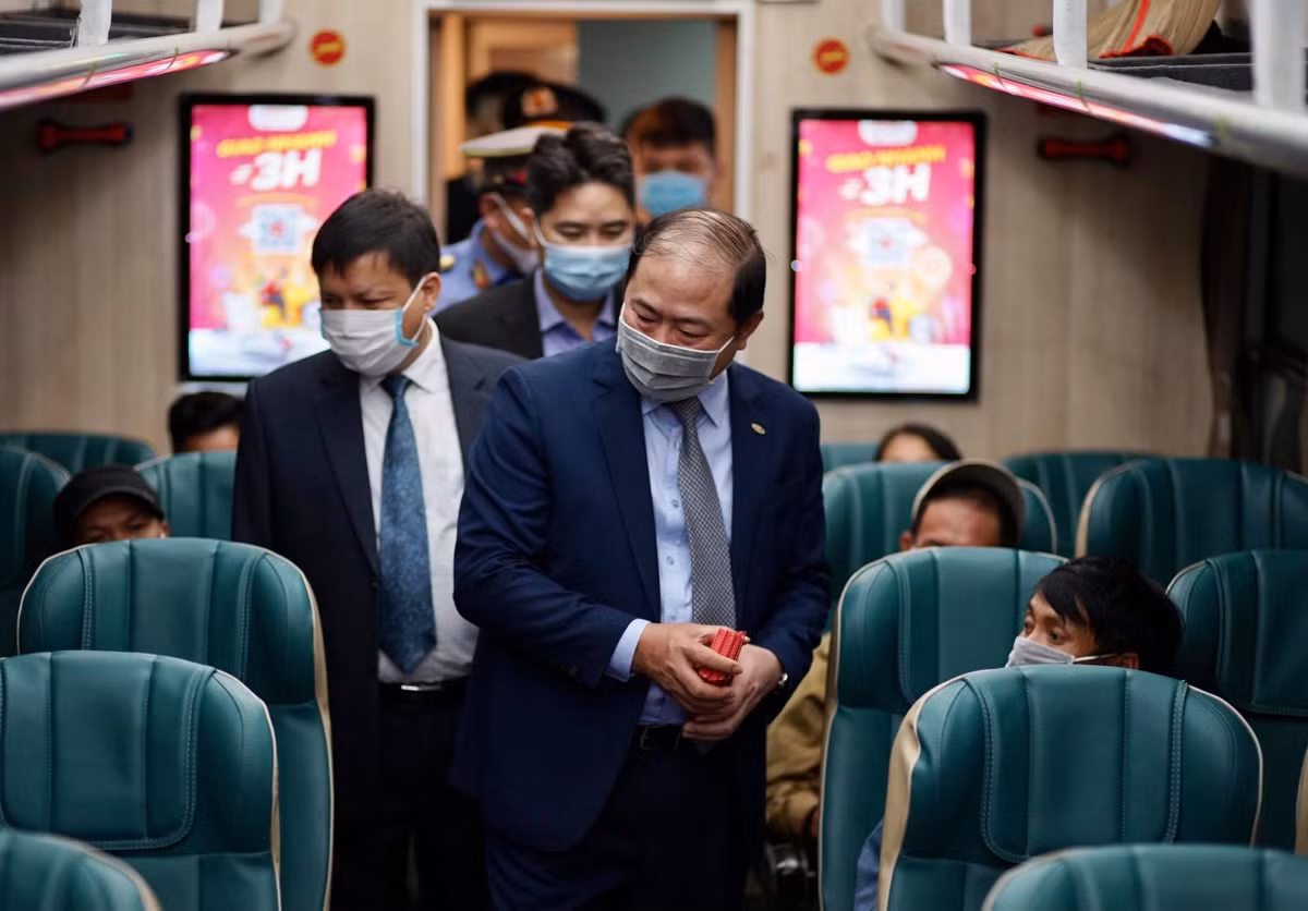 Chủ tịch Đường sắt Việt Nam - ông Vũ Anh Minh đã trực tiếp trao những bao lì xì đỏ chúc mừng năm mới sớm hành khách.