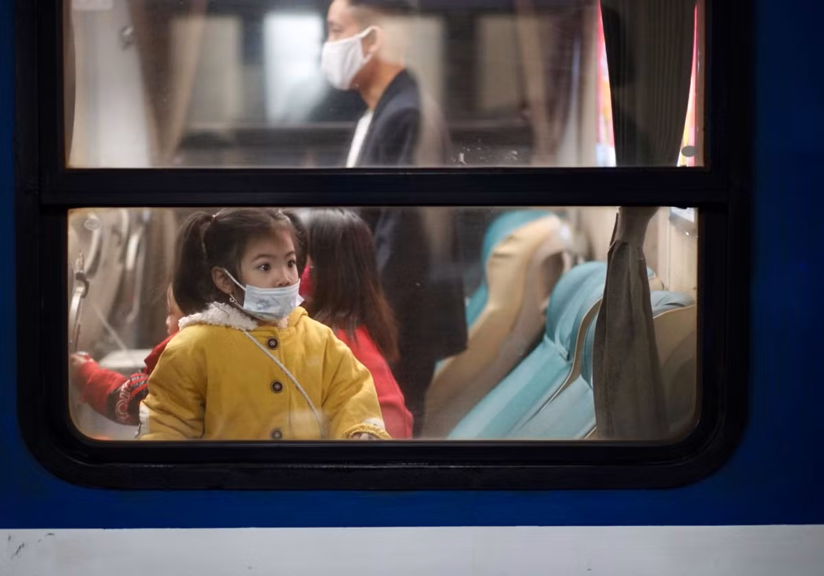 Một hành khách nhí, háo hức chuẩn bị được đoàn tụ với gia đình.