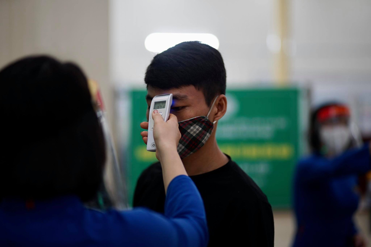 Công tác kiểm soát dịch COVID-19 được ĐSVN thực hiện ngay từ cổng soát vé. Mọi hành khách phải khai báo y tế trước khi lên tàu.