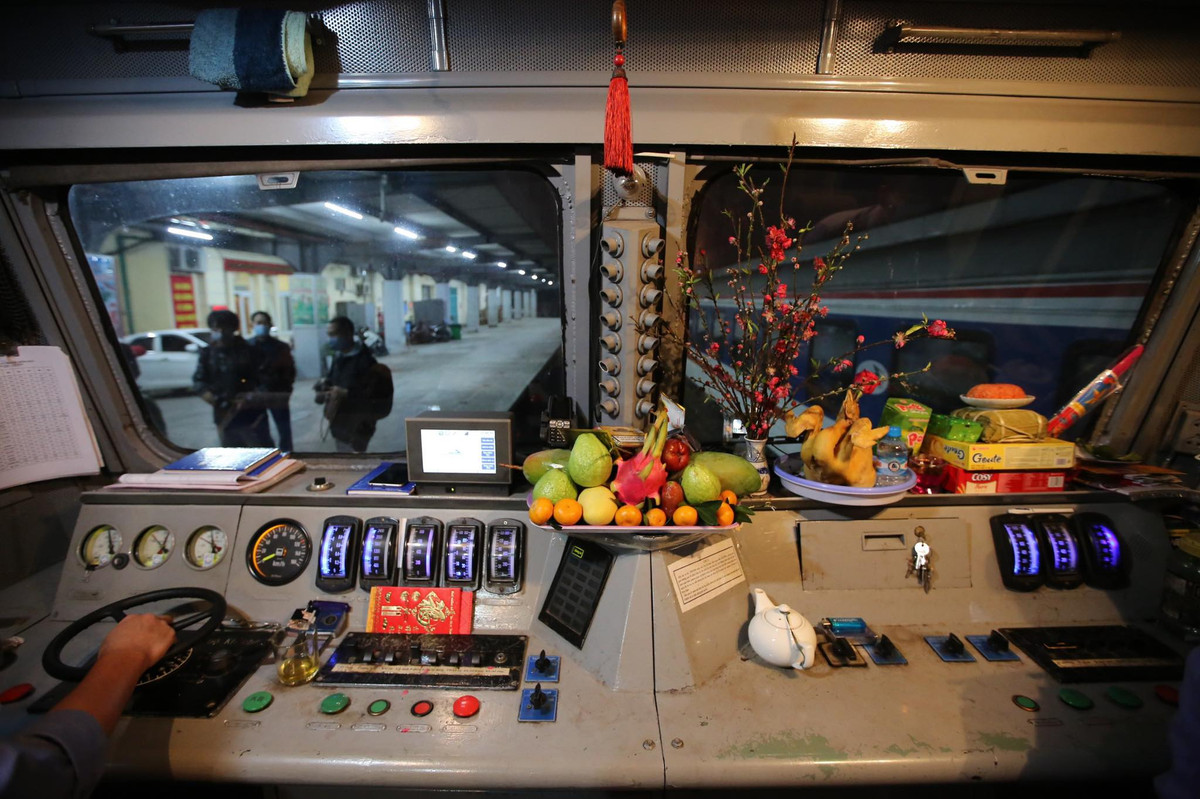 Tổ tàu chuẩn bị những khâu cuối cùng để đưa chuyến tàu rời bến.