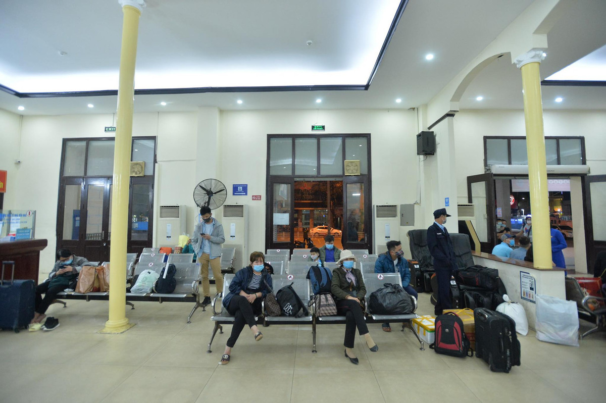 22h20 tàu SE1 khởi hành từ ga Hà Nội đi Sài Gòn mang theo nhiều tâm tư của hành khách.