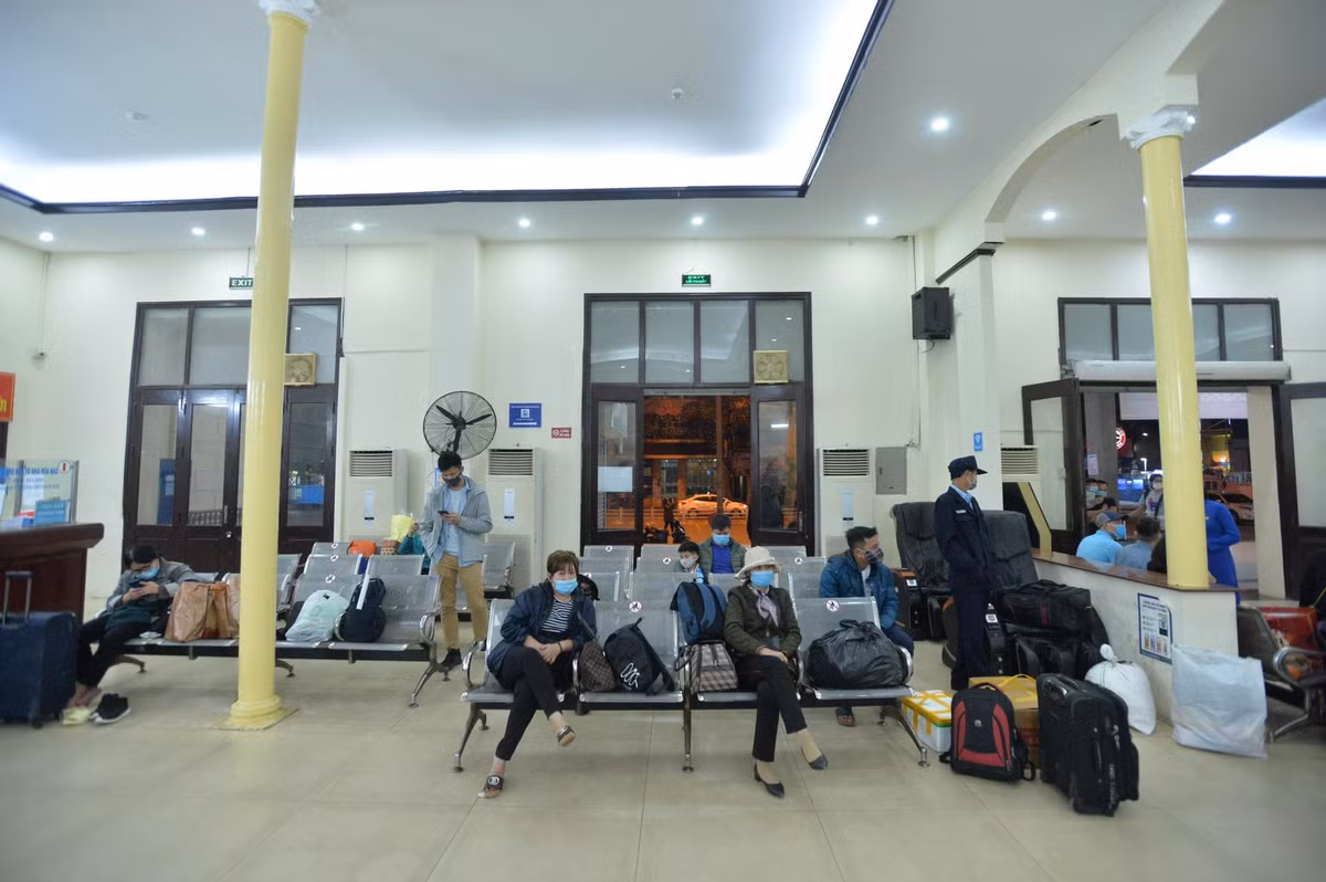 22h20 tàu SE1 khởi hành từ ga Hà Nội đi Sài Gòn mang theo nhiều tâm tư của hành khách.