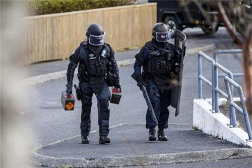 Tội phạm là điều rất hiếm có khó tìm ở quốc gia này. Đến nỗi, theo thống kê tỷ lệ tội phạm giết người tại đây thấp thứ ba thế giới với 0,3 vụ/100.000 dân (có năm chỉ xảy ra một vụ giết người). Do đó, khi đến Iceland, thay vì thấy cảnh sát mặc quân phục mang theo súng khi tuần tra, bạn sẽ rất bất ngờ khi họ chỉ mang theo gậy ba toong và bình xịt hơi cay. Ảnh: Reddit.