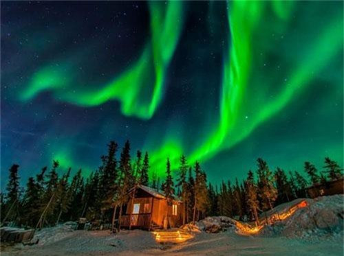 Cực quang là một trong nhiều hiện tượng thiên nhiên thu hút khách du lịch đến với thành phố Reykjavik nằm ở cực Bắc Iceland. Ngoài việc chiêm ngưỡng khung cảnh kỳ diệu này, bạn còn có thể hòa mình vào các hoạt động giải trí mùa đông đáng nhớ. Ảnh: Kitchen Decor.