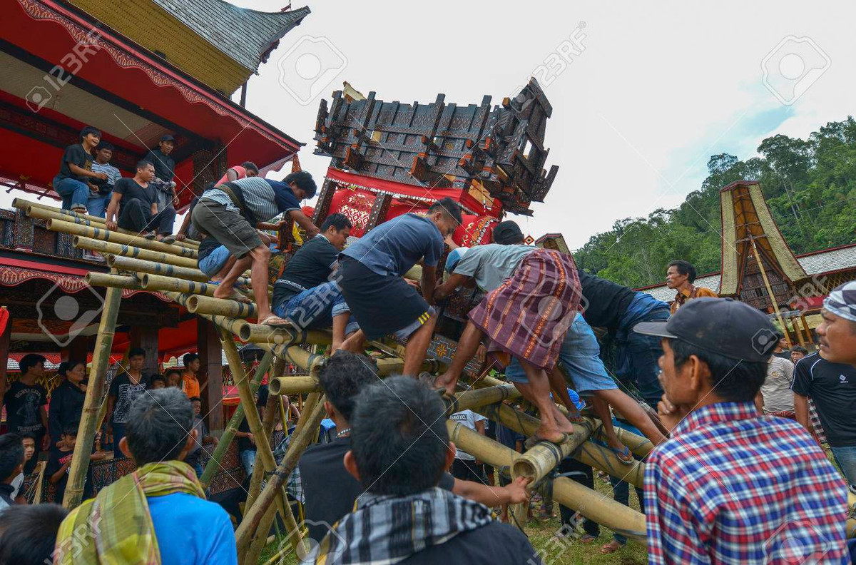 Theo quan niệm của bộ tộc Toraja, tập tục này thể hiện lòng thành kính của các thành viên trong gia đình đối với người quá cố.