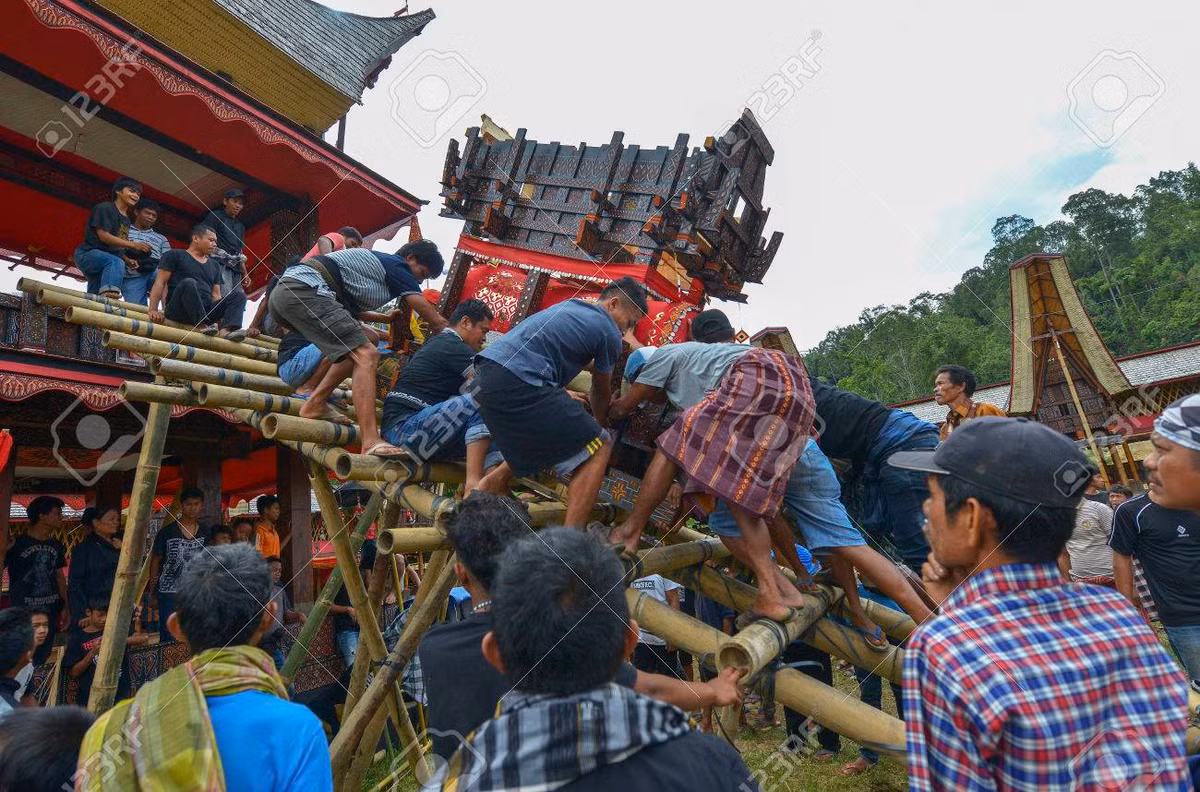 Theo quan niệm của bộ tộc Toraja, tập tục này thể hiện lòng thành kính của các thành viên trong gia đình đối với người quá cố.
