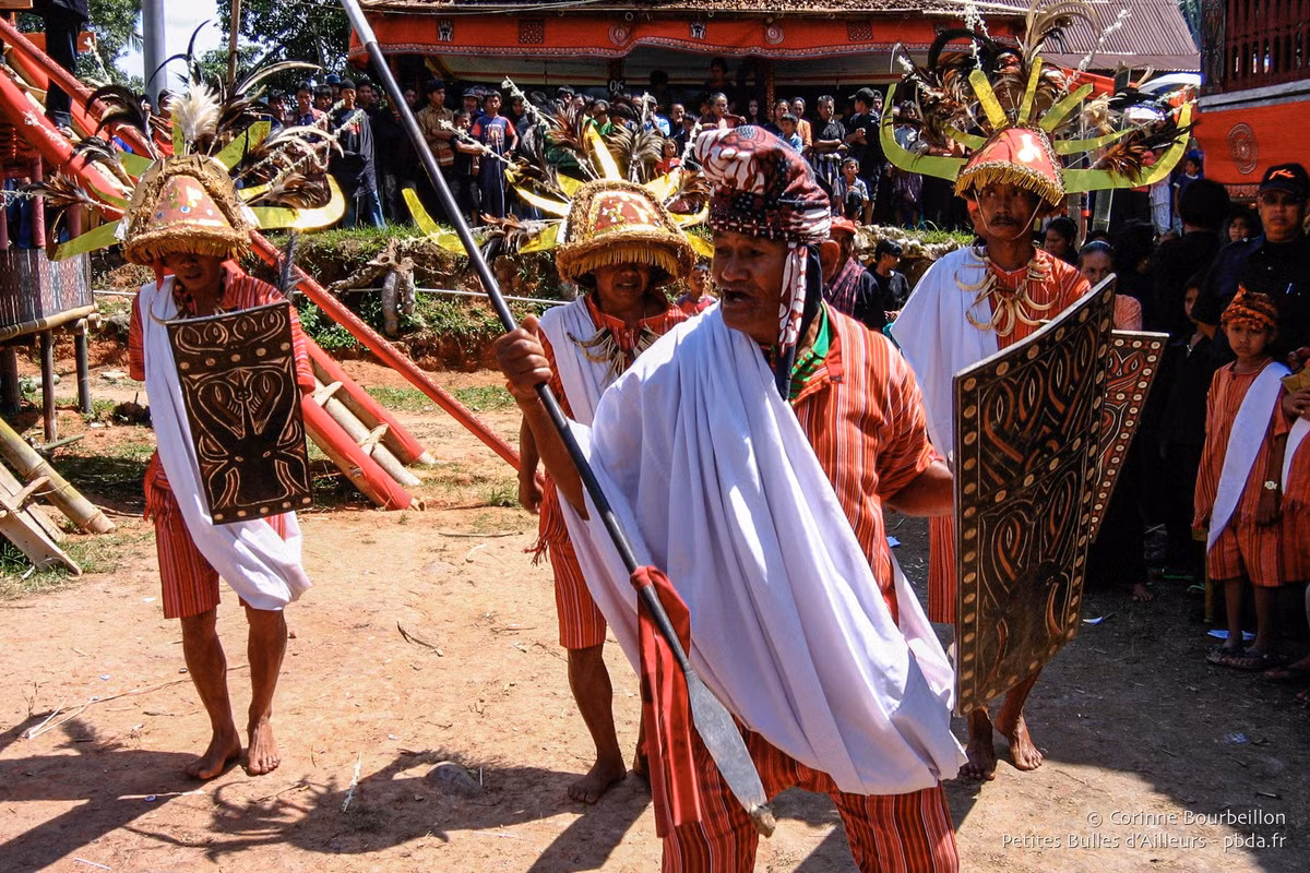 Hàng ngày, các thành viên trong gia đình sẽ mang nước và thức ăn đến trước thi hài người quá cố.