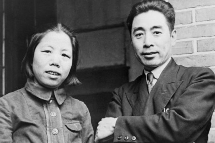 Tưởng Giới Thạch và Chu Ân Lai có một điểm chung không ngờ đến nữa là cả hai đều có tuổi thơ bất hạnh khi mất bố hoặc mẹ từ khi còn nhỏ.