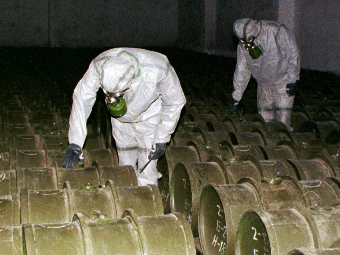 Do đặc tính không màu, không mùi, không vị nên các nạn nhân rất khó nhận ra thời điểm họ bắt đầu nhiễm chất độc Sarin. Họ thường có những triệu chứng nhiễm độc như: sổ mũi, đau mắt, chảy nước dãi, đổ mồ hôi nhiều, thở nhanh, buồn nôn, mất ý thức, toàn thân tê liệt, co giật, suy hô hấp trước khi tử vong.