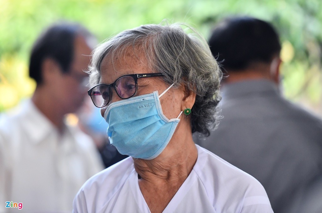 "Hay tin ông ấy mất, tôi vội về đây viếng. Tôi và gia đình ông quen biết nhau gần 40 năm. Trong ký ức của tôi, ông ấy là người nhân nghĩa, sống hết lòng vì người khác. Cầu cho ông ra đi thanh thản", bà Lê Thị Hiếu, ở huyện Châu Thành, tỉnh Bến Tre, nói.