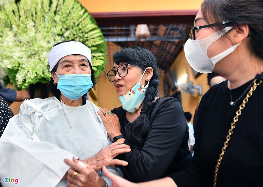 "Ông ấy đã chiến đấu với bệnh tật khoảng 10 năm nay. Và giờ, ông ra đi mãi mãi. Ông ngoan cường trong hoạt động cách mạng, làm chính trị và cả trong đời sống, nhưng ông không thể chiến thắng bạo bệnh", bà Cẩn xúc động.