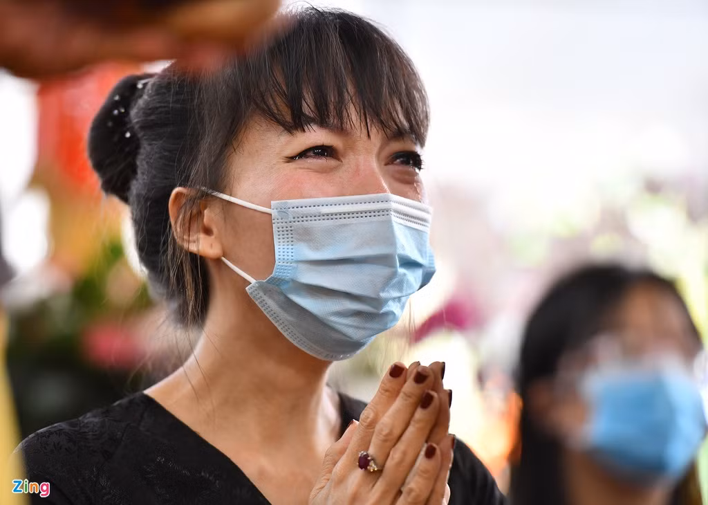 Chị Trương Thị Thanh Trúc, con gái út của nguyên Phó thủ tướng Trương Vĩnh Trọng, xúc động trong tang lễ cha. Chị cho biết cha mình dù bệnh tật trong nhiều năm, khi sức khỏe có tiến triển khá là ông luôn dành thời gian quan tâm, chăm sóc con cháu. Ngoài ra, ông còn thường xuyên chăm sóc mảnh vườn sau nhà, rộng khoảng 5.000 m2.