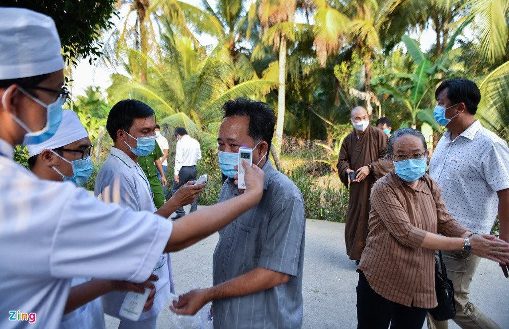 Khách đến tang lễ được đo thân nhiệt và rửa tay bằng dung dịch sát khuẩn phòng dịch Covid-19. Ông Trương Vĩnh Trọng sinh năm 1942, tại tỉnh Bến Tre. Ông là Ủy viên Bộ Chính trị khóa X; Bí thư Trung ương Đảng khóa IX, X; Ủy viên Trung ương Đảng khóa VI (dự khuyết), VII, VIII, IX, X; đại biểu Quốc hội khóa VIII, XI.