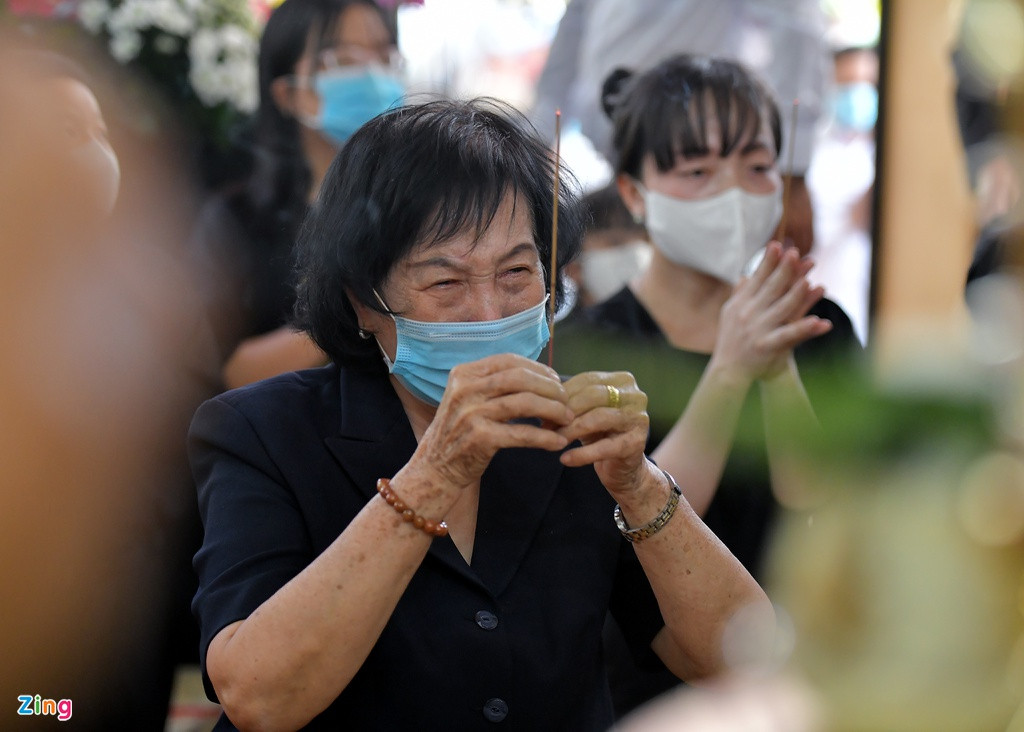 Bà Hồ Công Cẩn, vợ của nguyên Phó thủ tướng Trương Vĩnh Trọng, xúc động cho biết dù gia đình đã cố gắng chạy chữa, sức khỏe của ông ngày càng yếu nên không qua khỏi.
