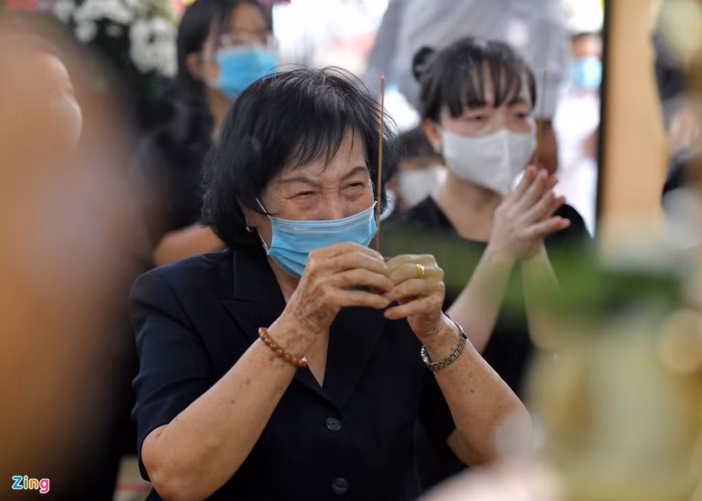 Bà Hồ Công Cẩn, vợ của nguyên Phó thủ tướng Trương Vĩnh Trọng, xúc động cho biết dù gia đình đã cố gắng chạy chữa, sức khỏe của ông ngày càng yếu nên không qua khỏi.