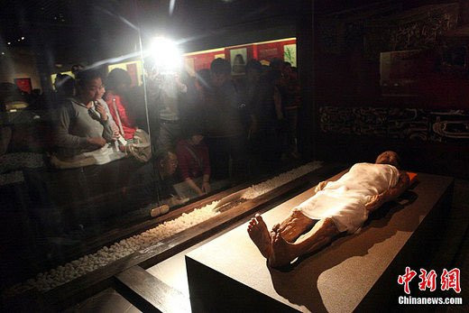 Tay và chân của Tân Truy phu nhân còn có thể gập, duỗi khiến nhiều người bất ngờ. Nguyên do là bởi thông thường, tay chân của người chết sẽ cơ cứng chỉ vài giờ sau khi tử vong. Các nhà khoa học xác định được mỹ nhân này thuộc nhóm máu A thông qua xét nghiệm máu ở huyết quản.