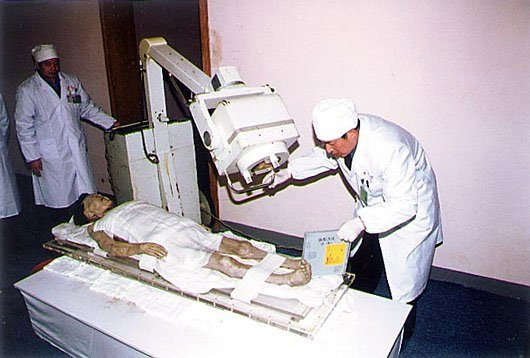 Tiếp đến, xác ướp Tân Truy phu nhân được đặt trong 4 quan tài xếp lồng vào nhau theo kích thước giảm dần. Để không khí và nước không lọt vào bên trong hủy hoại xác ướp và những đồ tùy táng, ngôi mộ được người xưa phủ bằng than. Phần đỉnh của ngôi mộ được bịt kín bằng đất sét. Nhờ vậy, các loại vi khuẩn không thể gây ảnh hưởng đến sự vẹn nguyên của xác ướp.