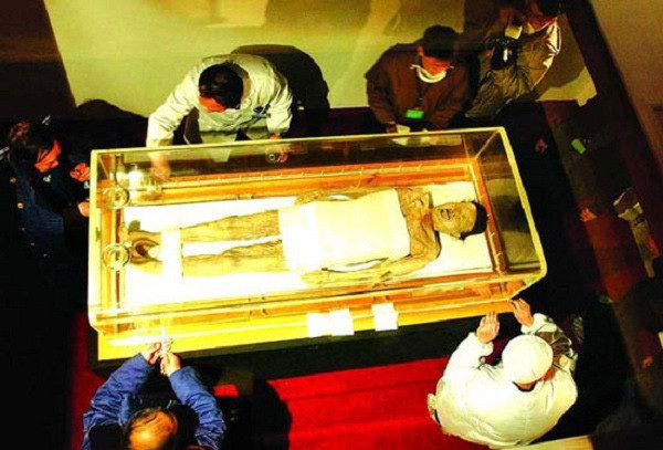 Thêm nữa, các nhà khảo cổ tìm thấy dấu vết của thủy ngân trong quan tài và một chất lỏng không xác định có tính axit nhẹ xung quanh thi hài Tân Truy phu nhân.