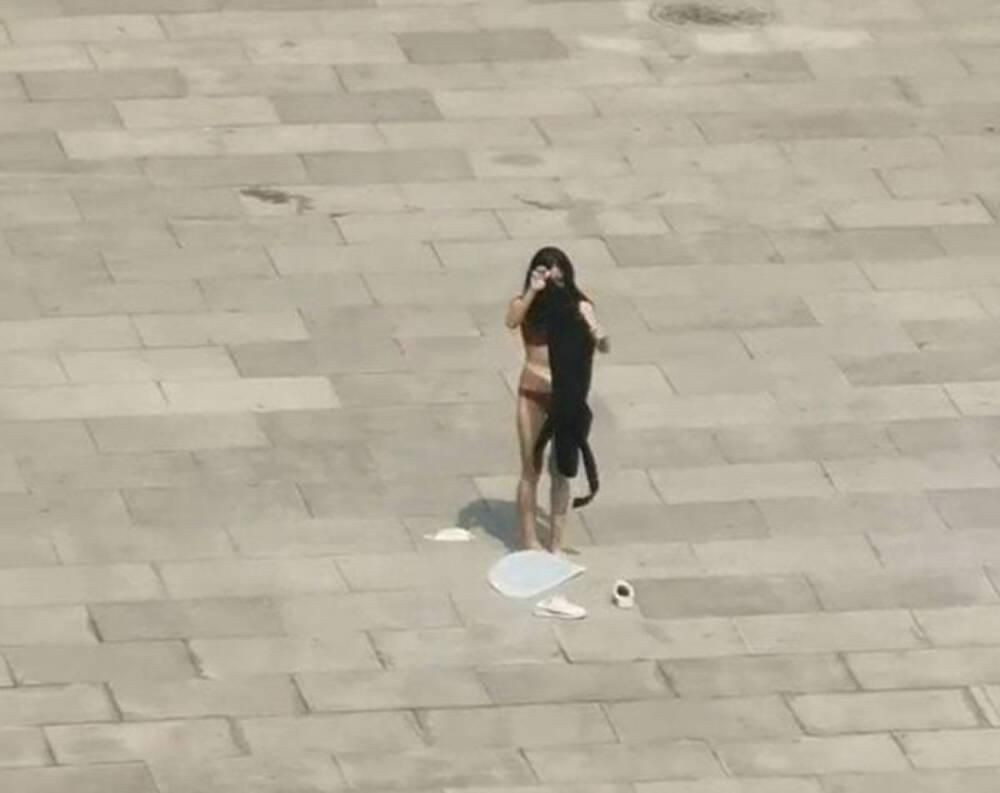 Video: Co gai mac doc noi y dung vai lay trong chua gay bao MXH-Hinh-2