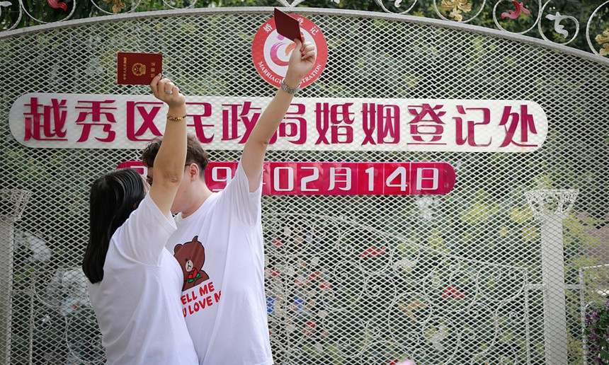 Gioi tre Trung Quoc co gang cuoi dung Valentine