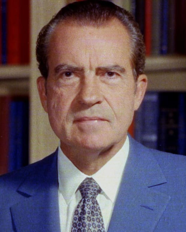 Sau khi từ chức, ông Nixon vẫn phủ nhận các cáo buộc liên quan đến vụ đột nhập vào Watergate. Phó tổng thống Gerald Ford ngay sau đó tuyên thệ nhậm chức Tổng thống Mỹ. Không lâu sau khi trở thành chủ nhân Nhà Trắng, Tổng thống Ford ân xá cho ông Nixon. Nhờ vậy, ông Nixon không bao giờ bị luận tội hay truy tố vì những cáo buộc liên quan đến bê bối chính trị lớn nhất lịch sử Mỹ.