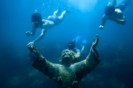 Sau khi hoàn thành, tháng 12/1954, Hải quân Italy giúp đỡ đặt bức tượng Chúa Jesus xuống đáy biển. Kể từ đó, bức tượng nằm dưới lòng đại dương trở thành địa điểm du lịch hấp dẫn du khách thích lặn biển.