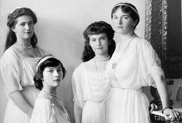 Đến sáng ngày 17/7/1918, gia đình Sa hoàng Nicholas II cùng toàn bộ người hầu bị sát hại ở tầng hầm trong căn hộ tại Yekaterinburg. Thi hài của họ được chôn cất trong một hố tập thể trong rừng.