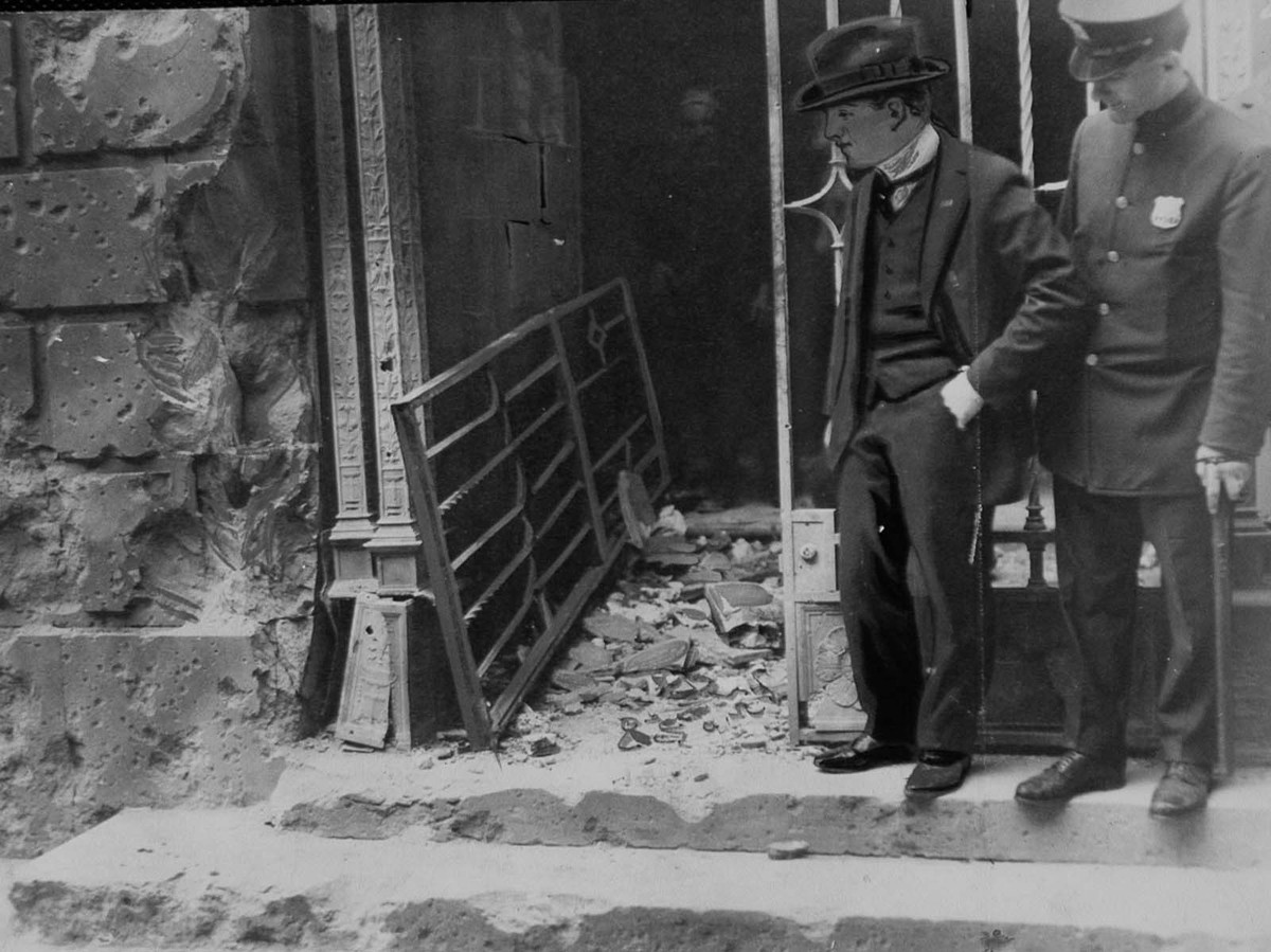 Các nhà điều tra thẩm vấn hàng nghìn người và bắt giữ nhiều phần tử chống đối chủ nghĩa tư bản cực đoan nhằm tìm ra thủ phạm vụ đánh bom.