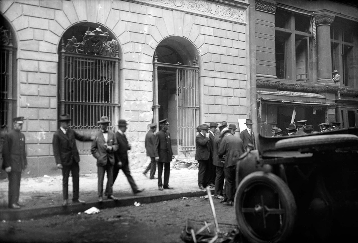 Vụ nổ bom này gần như phá hủy phần lớn trụ sở của ngân hàng J. P. Morgan và các tòa nhà lân cận.