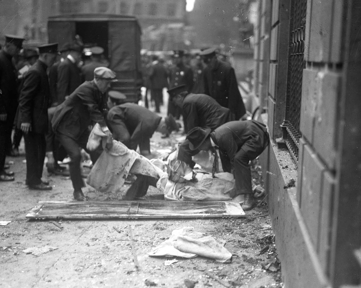 Họ cho rằng, nhiều khả năng thủ phạm là những phần tử chống đối chủ nghĩa tư bản cực đoan.