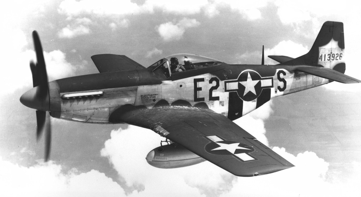 Tiêm kích P-51 Mustang có 1 chỗ ngồi, dài 9,8m, cao 4,1m và sải cánh 11,2 m. Nặng hơn 3,4 tấn, máy bay chiến đấu hiện đại của Mỹ có khối lượng cất cánh tối đa hơn 5,4 tấn.