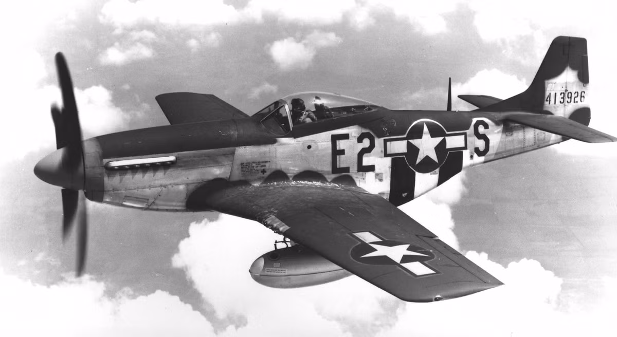 Tiêm kích P-51 Mustang có 1 chỗ ngồi, dài 9,8m, cao 4,1m và sải cánh 11,2 m. Nặng hơn 3,4 tấn, máy bay chiến đấu hiện đại của Mỹ có khối lượng cất cánh tối đa hơn 5,4 tấn.