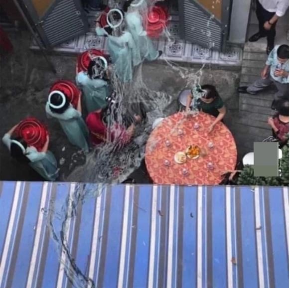 Thanh nien do nguyen chau nuoc vao dan phu dau gay phan no-Hinh-5