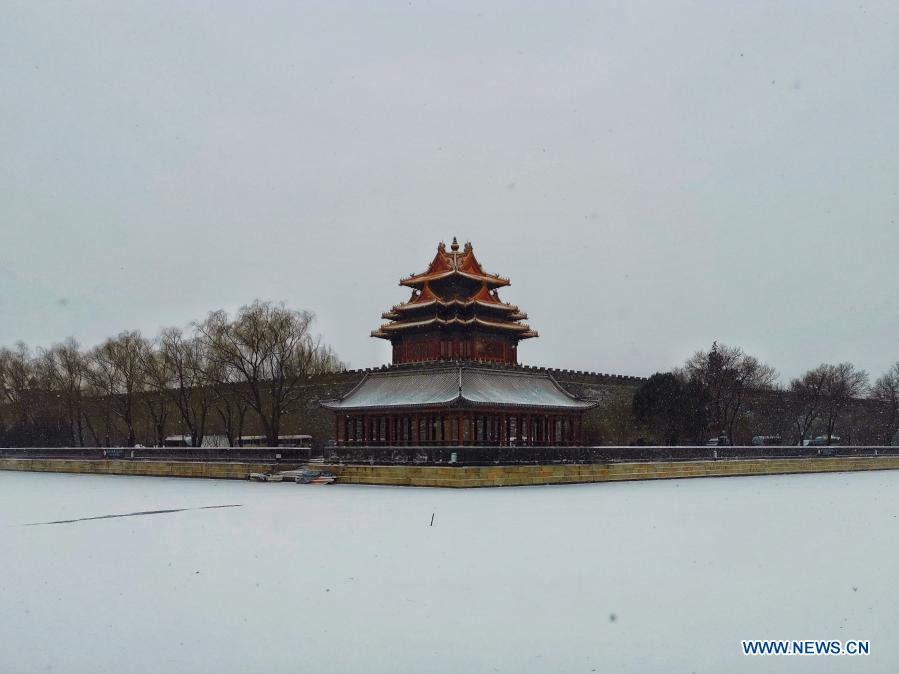 Sang mùa Đông, mặt nước đóng băng giúp Tử Cấm Thành "thay áo" và mang vẻ đẹp mới lạ thu hút du khách.