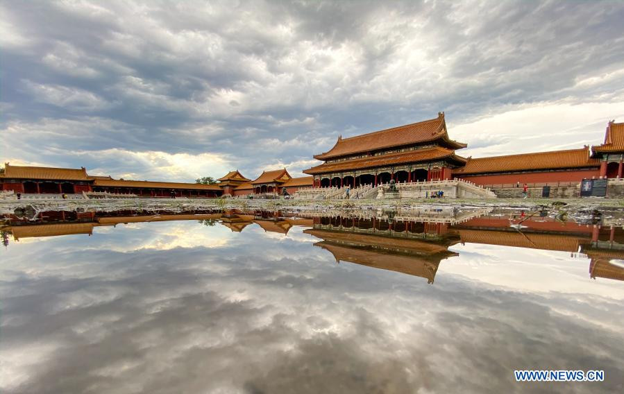Vẻ đẹp Tử Cấm Thành sau một trận mưa lớn.