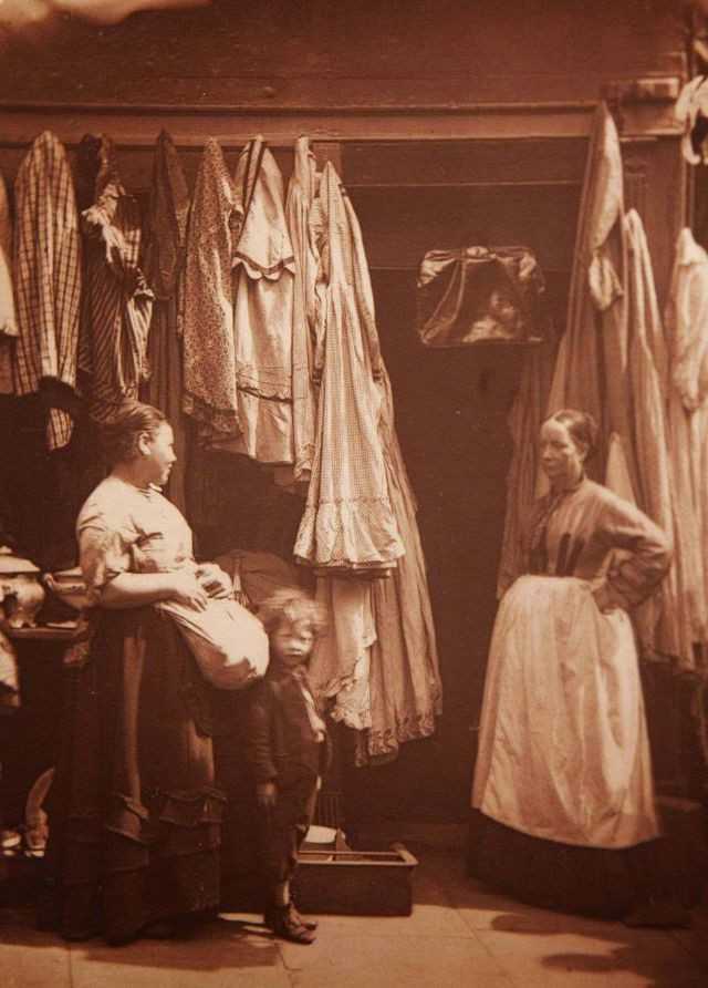 Hai phụ nữ trò chuyện với nhau.