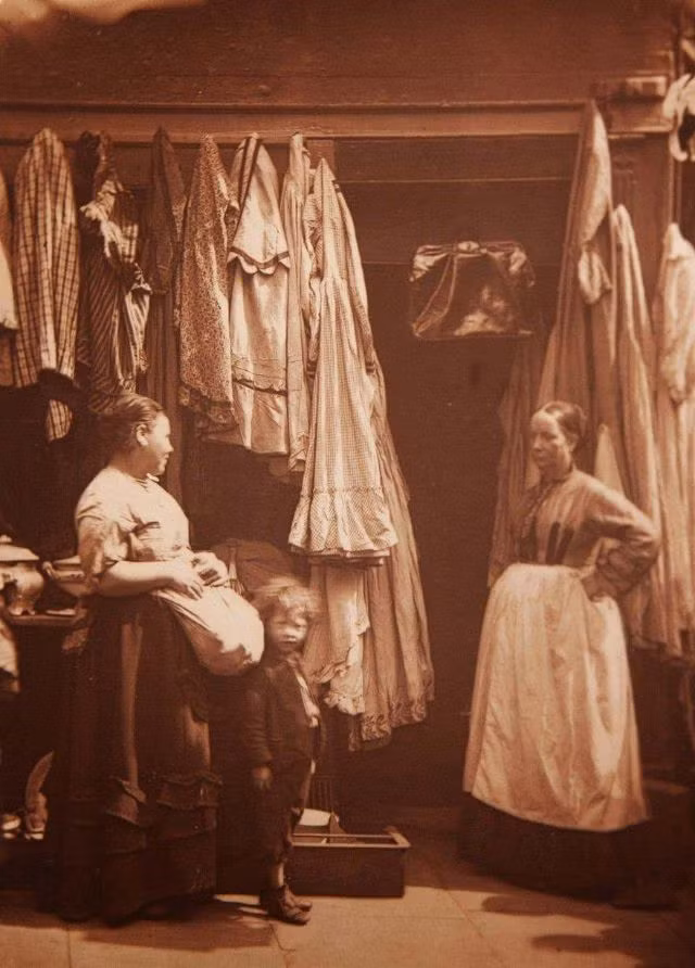 Hai phụ nữ trò chuyện với nhau.