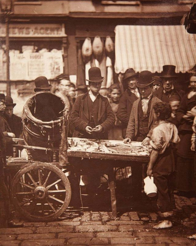 Người dân tụ tập tại một quầy bán hàng trên đường phố London.