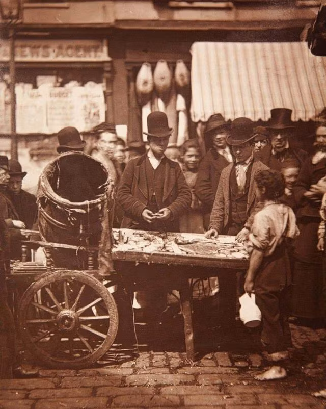 Người dân tụ tập tại một quầy bán hàng trên đường phố London.