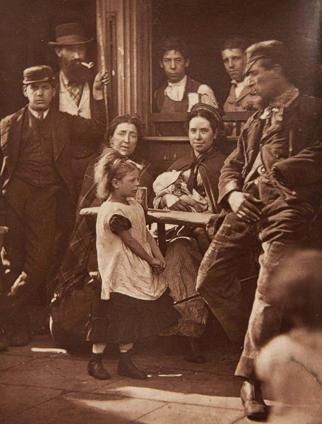 Theo đó, cuộc sống của người dân trên các đường phố ở thủ đô London hiện lên một cách chân thực và sống động.